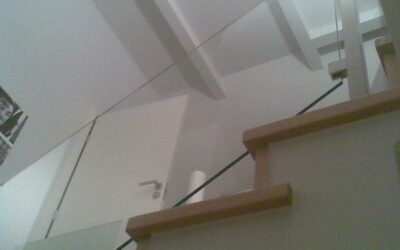 Balustrady szklane wewnętrzne czy zewnętrzne – porównanie rozwiązań