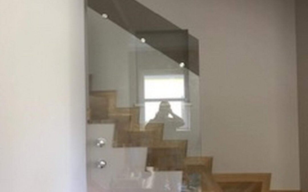 FAQ: balustrady szklane – normy, montaż i serwis
